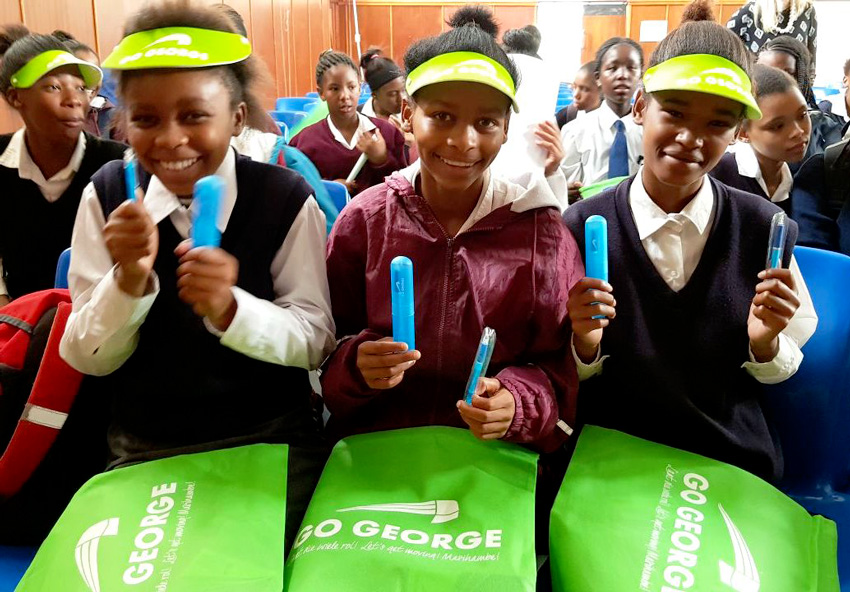 Graad 8 meisies ontvang GO GEORGE geskenkpakkies