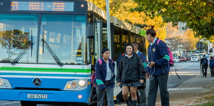 Skoolkinders gebruik die bus